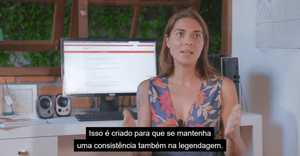 Imagem de uma das videoaulas apresentadas por Nathalia D’Ajello com legenda acessível.